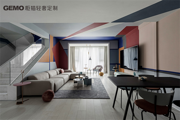 輕奢定制加盟選品牌還是當(dāng)?shù)丶庸S？